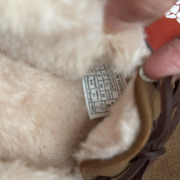 Uggs Dakota tag read 8 but a bit tight imo new with out a box - Picture 5 of 7